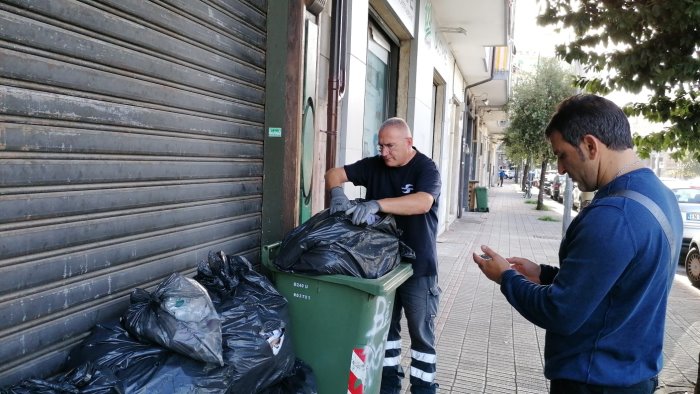 raccolta differenziata nuovi controlli ancora multe a cittadini e attivita