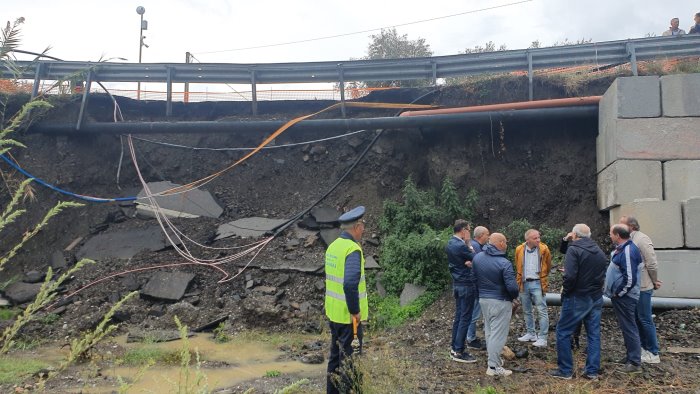 ponte chiuso sul fiume bussento sopralluogo con regione provincia e comune