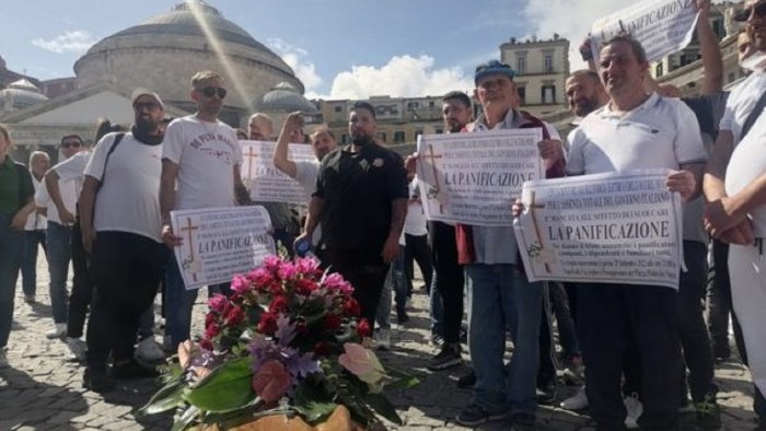 la panificazione campana si e spenta protesta in piazza a napoli con la bara