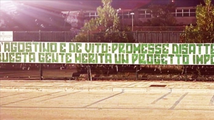 avellino striscione contro d agostino e de vito promesse disattese