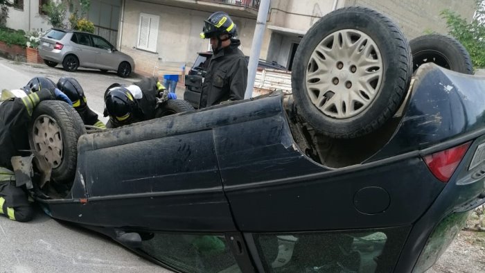 auto si ribalta a san giorgio del sannio paura per un pensionato