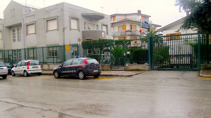 con la droga e un bilancino dinanzi ad un bar arrestato