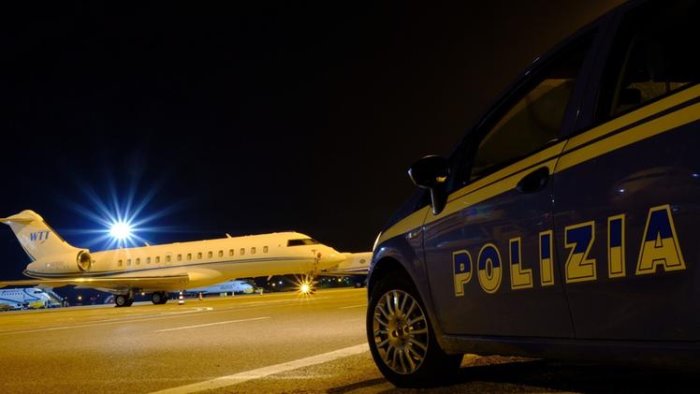 bastarda pago qualcuno per ucciderti fermato in aeroporto dalla polizia