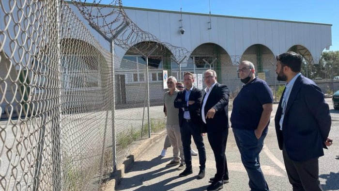 aeroporto costa d amalfi a salerno e lite tra pd e movimento 5 stelle