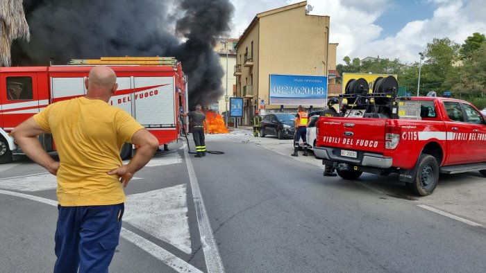 paura in via irno auto prende fuoco salvo il conducente