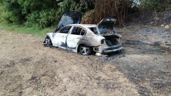 auto incendiata e abbandonata in via ostaglio quando la rimozione