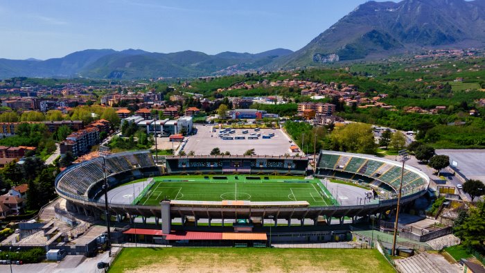 avellino da oggi divieto assoluto di vendita alcolici davanti allo stadio