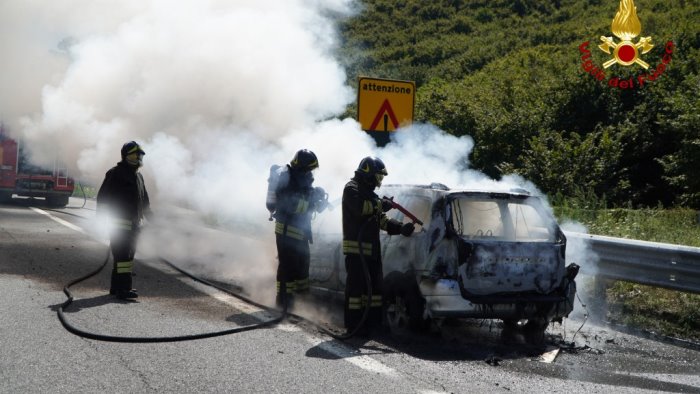 un altra auto in fiamme sull autostrada a16 vicino al viadotto acqualonga