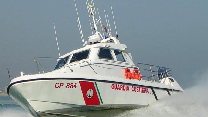 cadavere in mare a capri e giallo nella baia