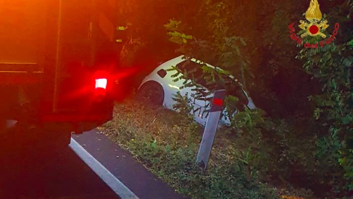 pratola serra sbanda e finisce fuori strada paura sulla statale