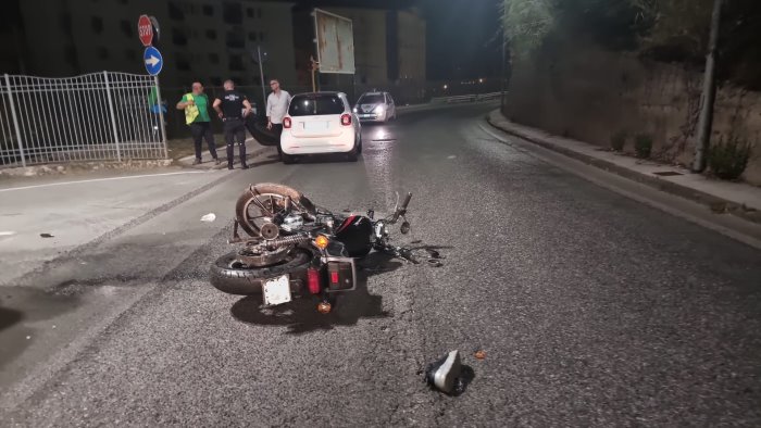 salerno schianto in moto nella notte in via grifone due feriti