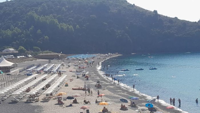 l estate non e finita a camerota parcheggi al completo e pienone in spiaggia