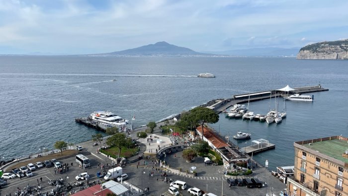 sorrento il nuovo divieto per la balneazione beffa i turisti di settembre