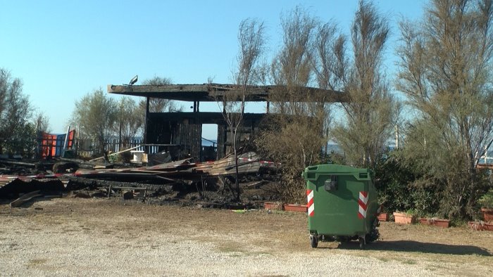 devastante incendio raso al suolo stabilimento balneare a battipaglia