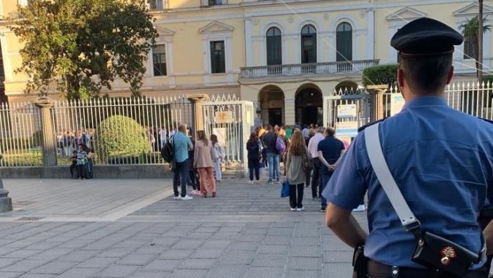 avellino ritorno a scuola con la presenza dei carabinieri fuori gli istituti