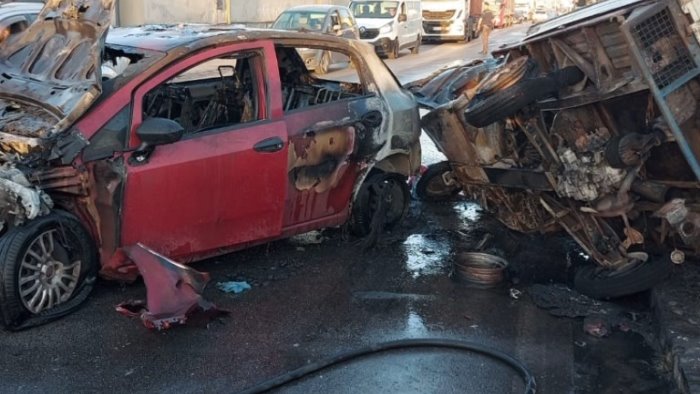 incidente tra auto e ape car i mezzi prendono fuoco giovane ustionato