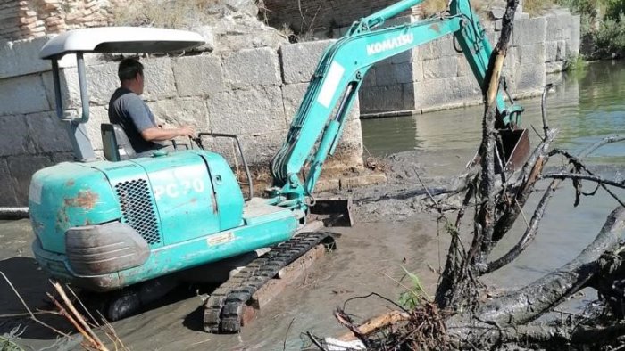 alvei fluviali in corso rimozione tronchi d albero e altri materiali