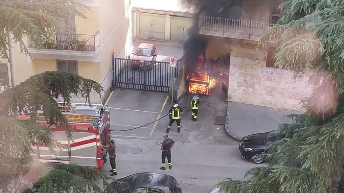 via flora in fiamme i cassonetti dell immondizia di un palazzo