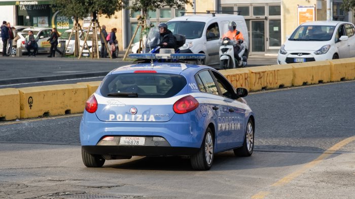 sequestrata e violentata la squadra mobile studia le immagini delle telecamere