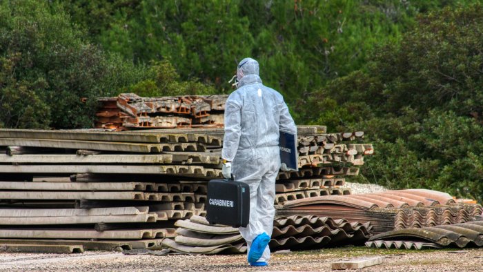 tragedia sul lavoro ad arzano operaio 44enne precipita dal tetto e muore