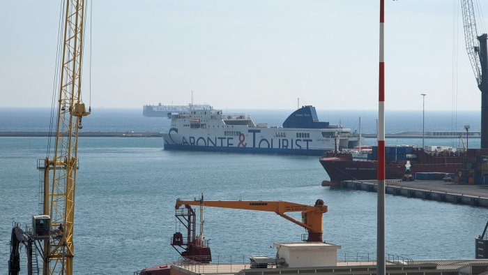 incidente mortale al porto di salerno una vittima e un ferito