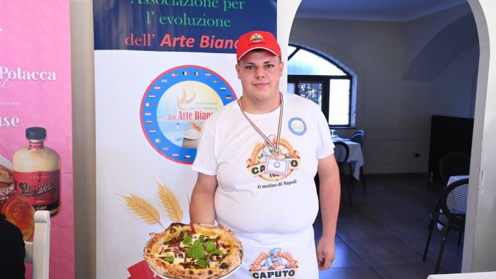 la pizza e il grande talento del 17enne flumerese michele stasio