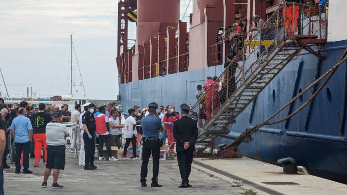 arrivati a salerno oltre 180 migranti e il 31esimo sbarco in citta