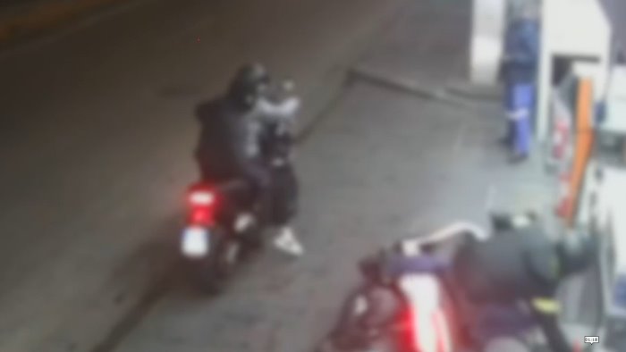 sparo all uomo che si opponeva alla rapina dello scooter preso 17enne