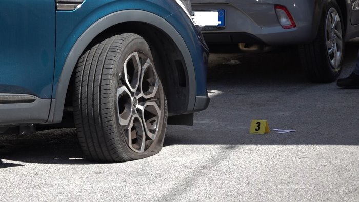 salerno giallo a pastena squarciate ruote di un auto ipotesi vendetta