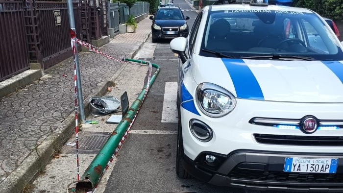 pali della luce fracidi e deteriorati crollo ad ariano davanti ad una scuola