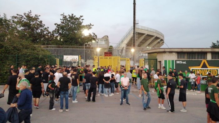 in migliaia senza il biglietto fuori dallo stadio delirio stasera ad avellino