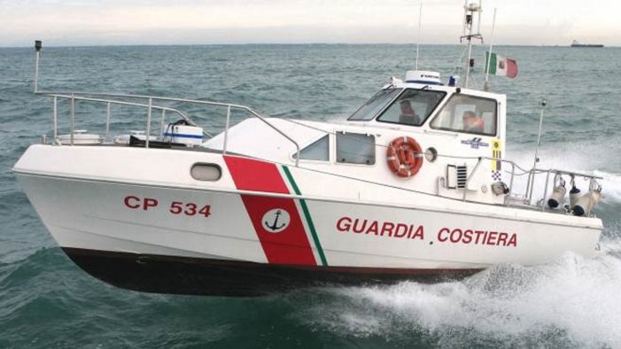 catamarano si incaglia sugli scogli 10 persone salvate dalla guardia costiera