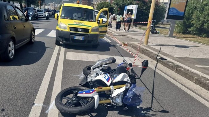 incidente stradale sul lungomare di salerno un ferito in codice rosso