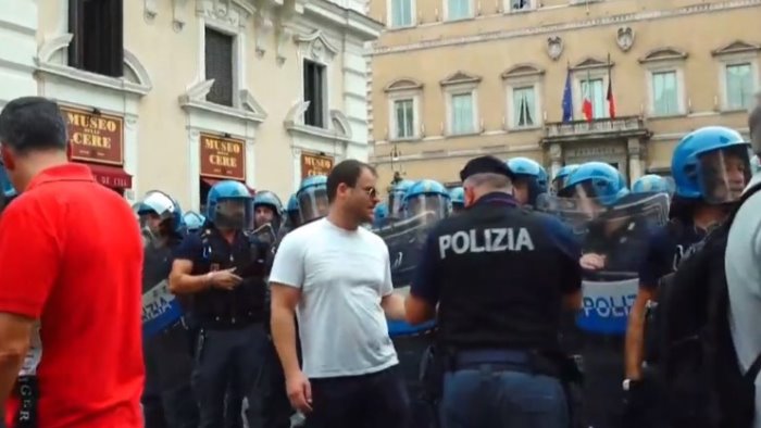 da napoli a roma la protesta dei disoccupati scontri con la polizia