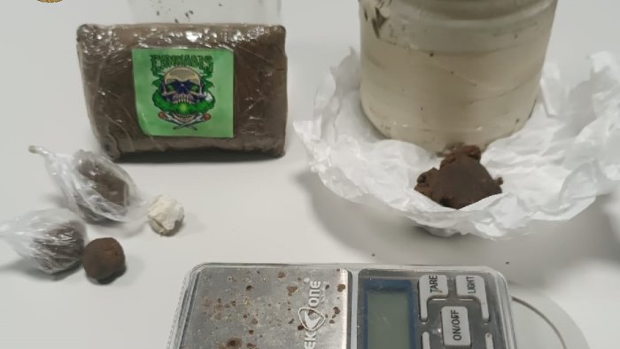 sorrento in giro con la droga la polizia arresta un 20enne