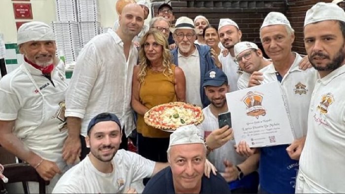 steven spielberg a napoli si ferma da michele per una pizza