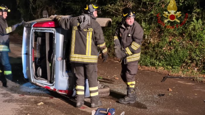 sbanda e si ribalta in auto a cesinali 19enne trasferito al moscati