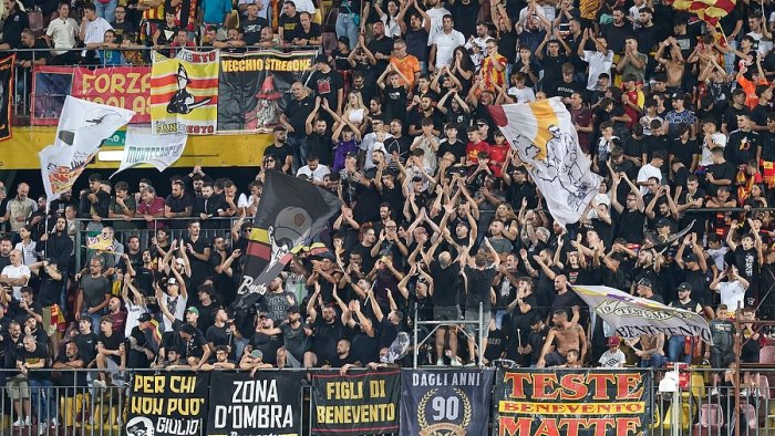 brindisi benevento dove si gioca l ironia degli ultras giallorossi