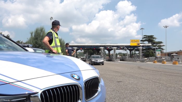 camminavano a piedi in autostrada 3 clandestini fermati ed espulsi