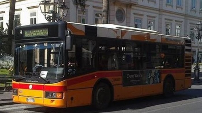 penisola sorrentina i bus dell eav rallentano il traffico per fare i ticket