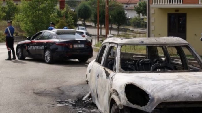 auto di un carabiniere incendiata a lioni raid gravissimo e inquietante