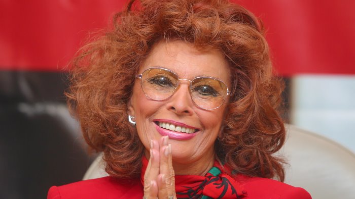 napoli in ansia per sophia loren caduta in casa operata all anca sta bene