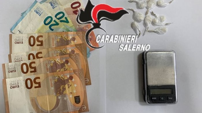 sorpreso con 10 dosi di crack e contanti arrestato per spaccio 40enne a salerno