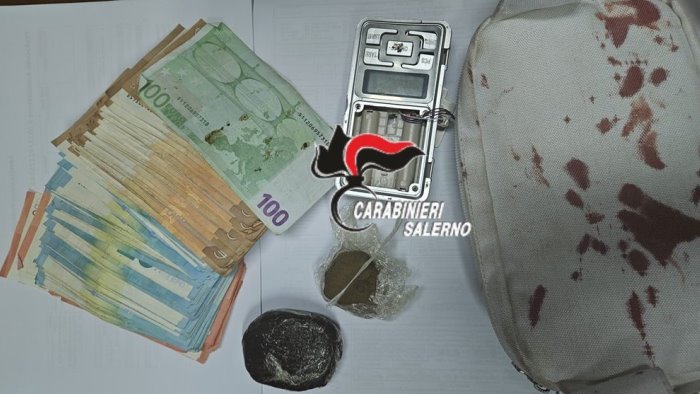 lotta allo spaccio beccato con hashish e 4300 euro in contanti arrestato