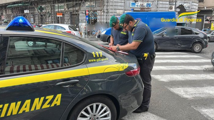 contrabbando abusivismo e falso blitz della finanza a napoli