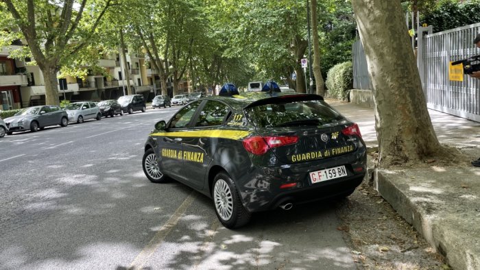 gioco illegale blitz ad avellino della guardia di finanza multe e sequestri