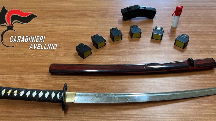 avellino a passeggio con la katana 33enne denunciato dai carabinieri