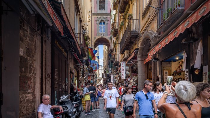 napoli bloccata l apertura di un bar nella via dei presepi