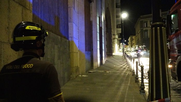 piazza duomo cade marmo dall edificio in costruzione 30enne in ospedale