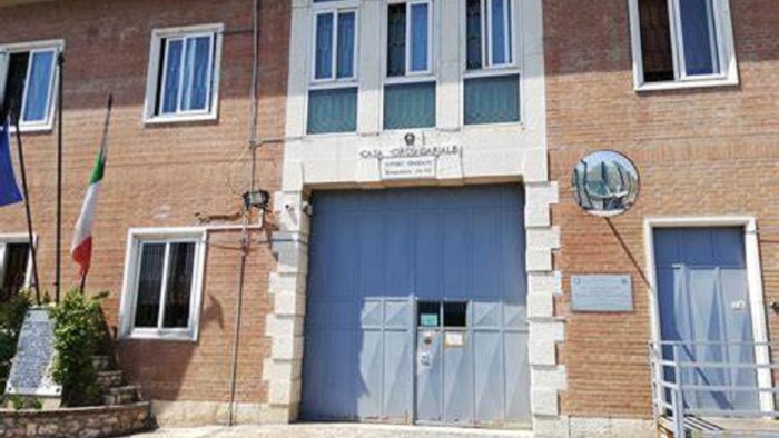 fiamme e violenza in carcere 5 agenti in ospedale sit in ad ariano e avellino